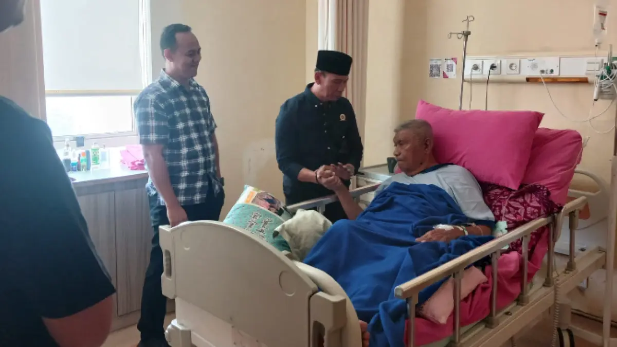 MEMBESUK : Anggota DPRD Kaltara saat menjenguk Wali Kota Tarakan 2009-2014 &nbsp;H Udin Hianggio. AGUS DIAN ZAKARIA/RADAR TARAKAN