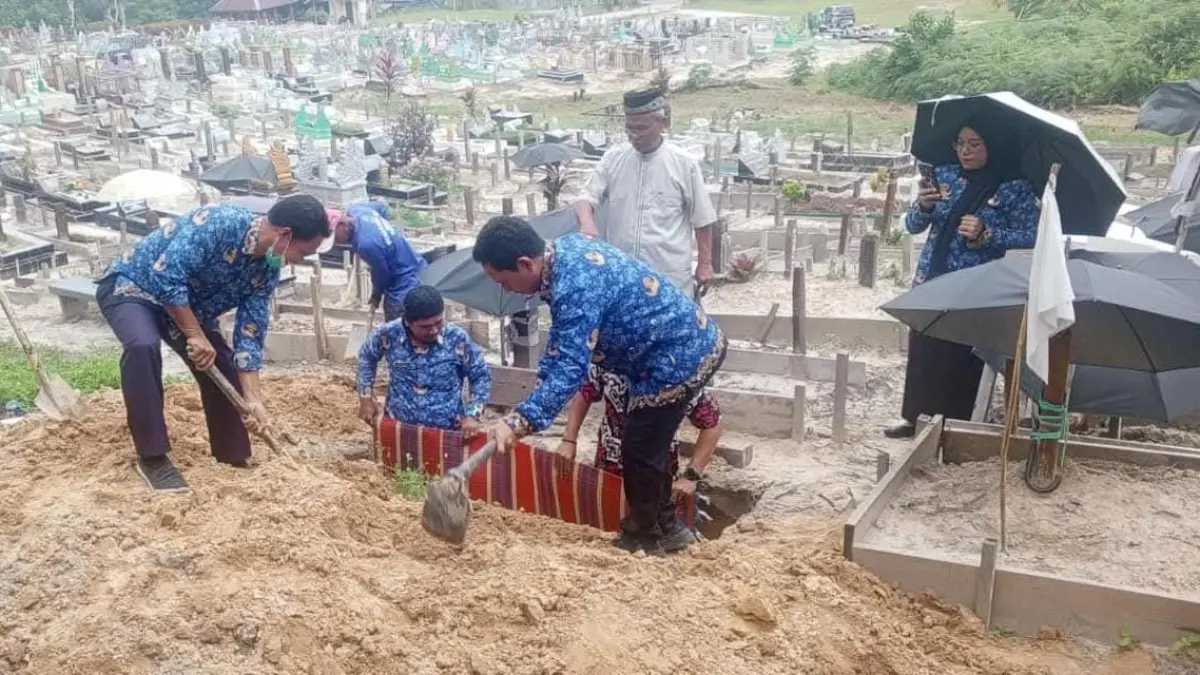PEMAKAMAN : Sekretaris DSP3A Nunukan saat memimpin pemakaman jenazah almarhum, Sultan di TPU Muslim Kelurahan Selisun.