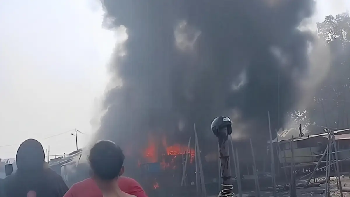 TERBAKAR : Peristiwa kebakaran yang terjadi di Gang Somel, RT 16, Kelurahan Karang Rejo, Jumat (18/9). AGUS DIAN ZAKARIA/RADAR TARAKAN