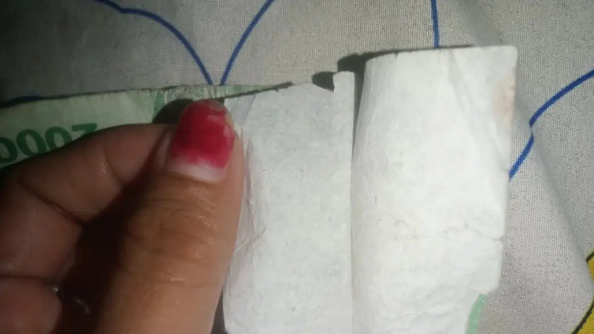 Uang pecahan Rp 20 ribu diduga palsu.