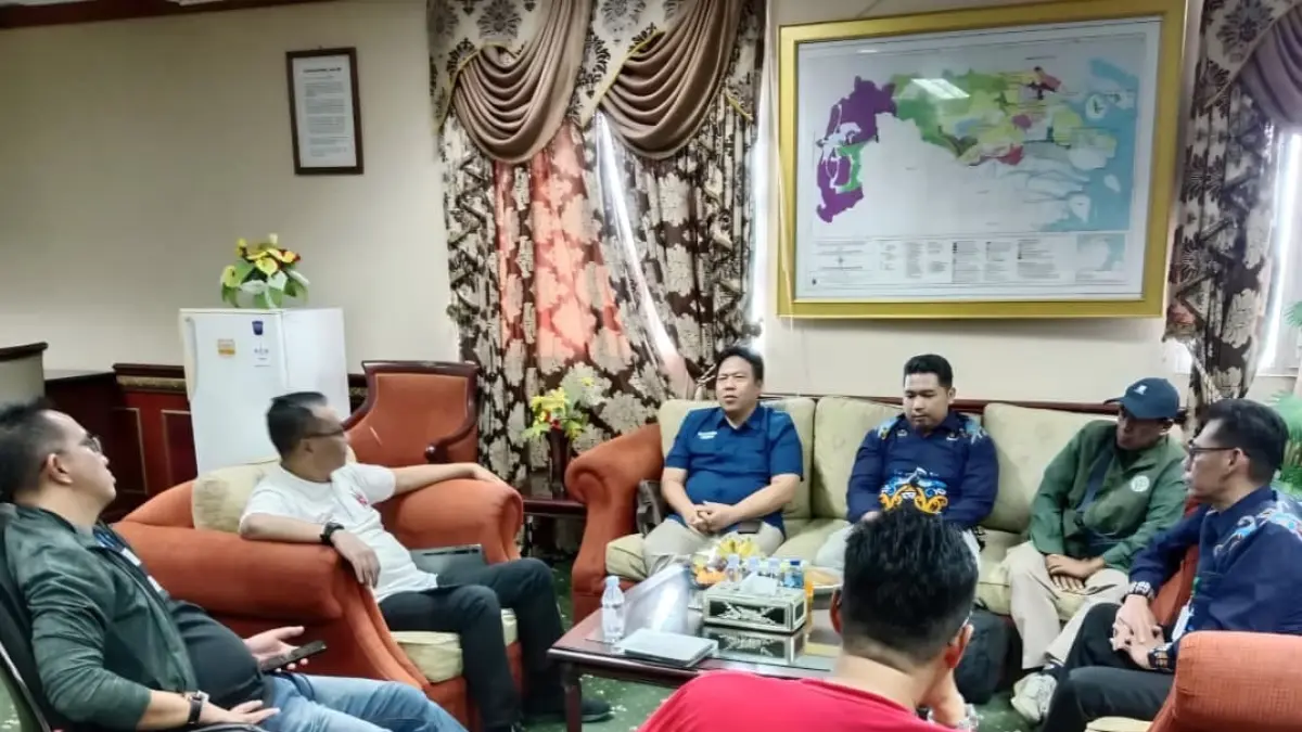 ANTISIPASI : Kepala Balai TNKM Seno Pramudito berserta jajaran saat bertemu Plt. Sekda Nunukan Drs. Raden Iwan Kurniawan di ruang kerja Sekda Nunukan. PEMKAB NUNUKAN