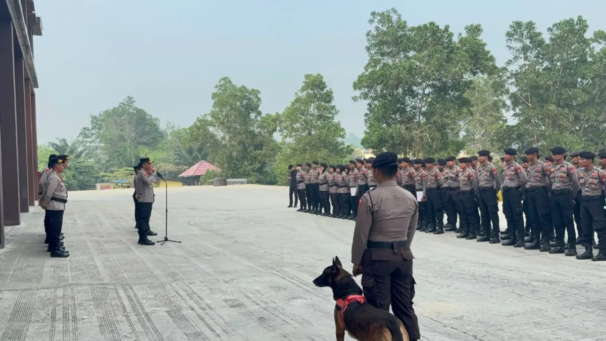 BERIKAN ARAHAN : Wakapolda Kaltara Brigjen Pol Yusuf memberikan arahan kepada personel Ditsamapta Polda Kaltara.