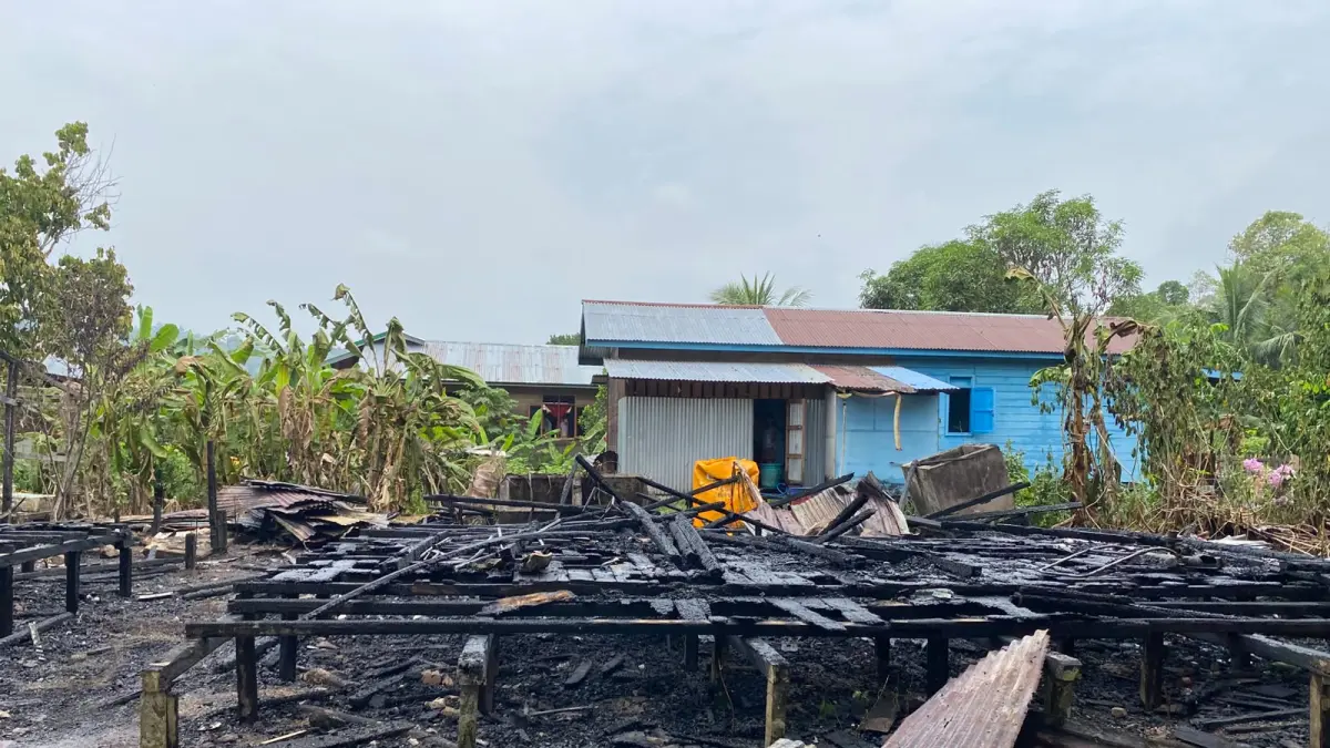 JADI ARANG : Dua rumah rumah dinas guru di Desa Antutan ludes terbakar.