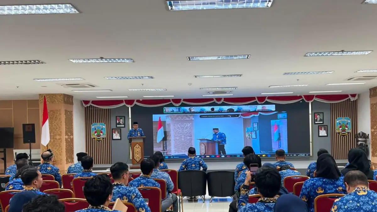 PEMERINTAH: Asisten Bidang Ekonomi dan Pembangunan Setprov Kaltara, Sapi’i saat membuka bimtek audit keamanan informasi SPBE. FOTO: IWAN K/RADAR TARAKAN