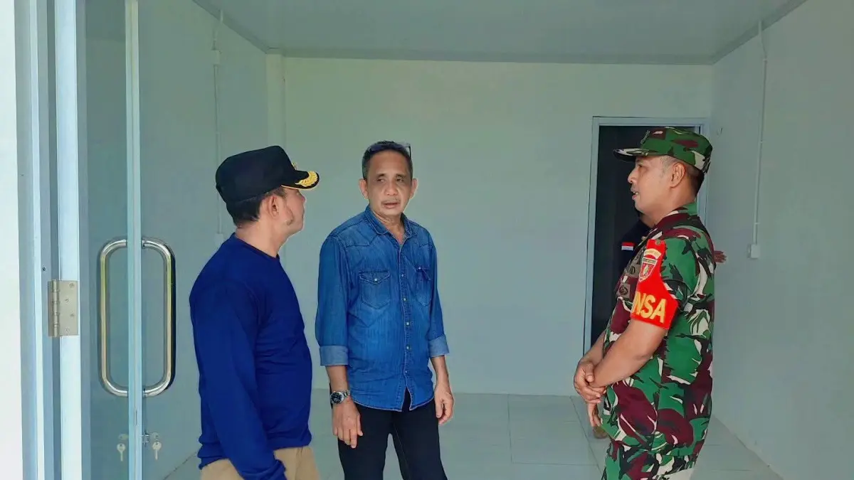 PENGECEKAN : Kepala DKUKMPP Nunukan, Muhtar saat melakukan verifikasi dan validasi KDMP di wilayah Sebatik.