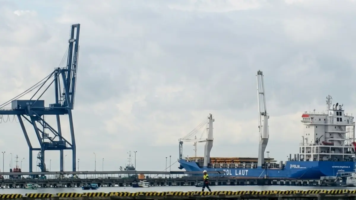 DAPAT KUOTA: Kapal tol laut sandar di Pelabuhan Malundung Tarakan. (FOTO: SOPIAN/RADAR TARAKAN)