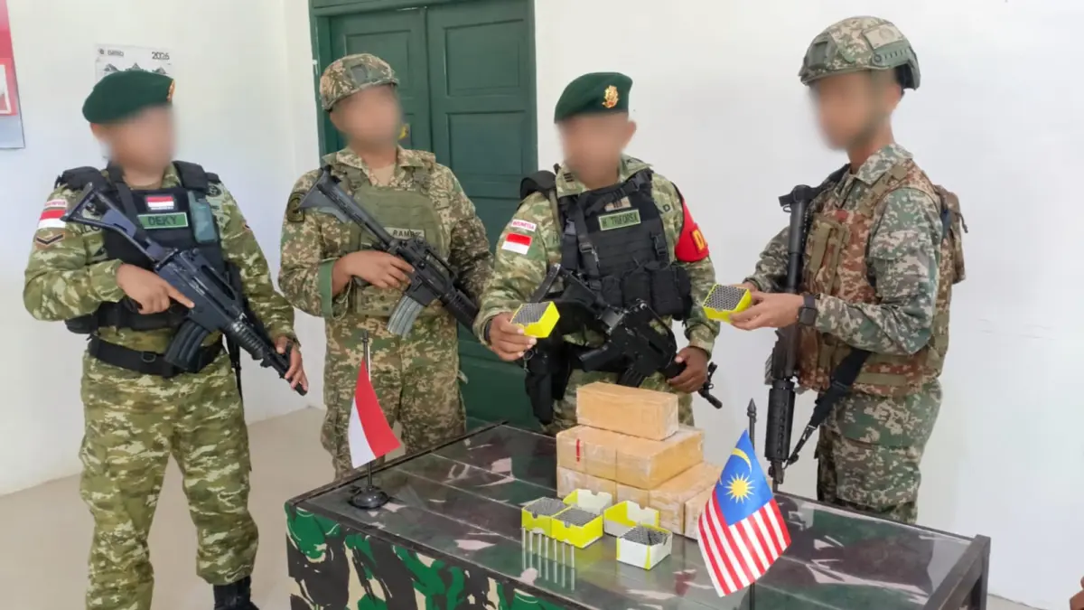 DIAMANKAN : Personel Satgas Pengamanan Perbatasan (Pamtas) RI-Malaysia Batalyon Kavaleri (Yonkav) 8/Narasinga Wiratama (NSW)/2 Kostrad mengamankan ribuan butir cartridge detonator jenis low explosive dilakukan di Pos Dalduk Gabma Simanggaris, pada Jumat (18/9).