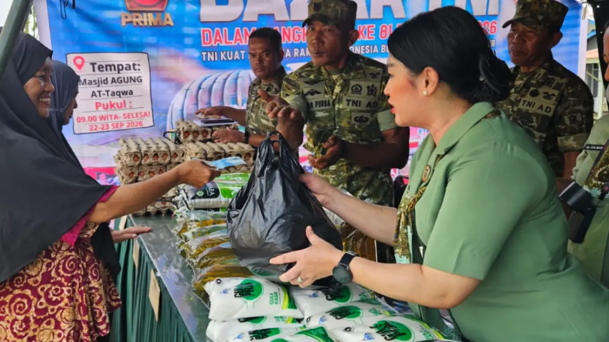 DISERBU: Ketua Kartika Chandra Kirana Cabang LXVII Kodim 0914/TNT Urvana Florensius turun langsung melayanu masyarakat. FOTO; DOK KODIM 0914/TNT