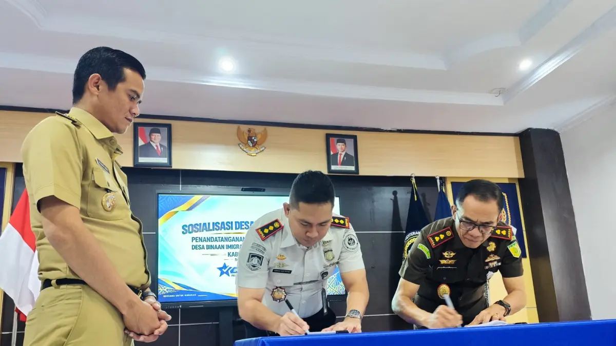 KOLABORASI : Kepala Kantor Imigrasi Kelas II Nunukan, Adrian Soetrisno bersama Kajari Nunukan, Burhanuddin saat menandatangani perjanjian kerjasama desa binaan. ASRULLAH/RADAR TARAKAN
