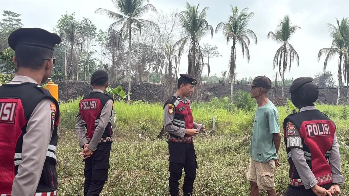 PATROLI : Personel Ditsamapta Polda Kaltara menyisir wilayah rawan karhutla di Bulungan.