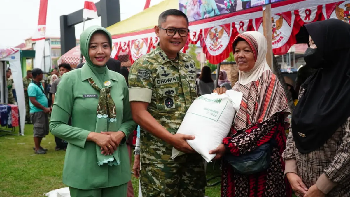 SERAHKAN BANTUAN : Dandim 0903/Bulungan, Kolonel Inf Dhuwi Hendradjaja didampingi istri menyerahakan bantuan sosial kepada masyarakat.