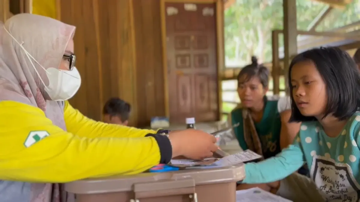 LAYANAN KESEHATAN : Tenaga kesehatan melayani anak warga Suku Punan Batu Benau.