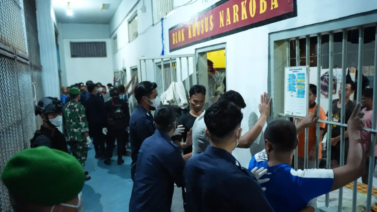 MEMERIKSA : Petugas gabungan saat melakukan razia kamar hunian WBP di Lapas Kelas IIA Tarakan, Selasa (22/9) malam. ISTIMEWA