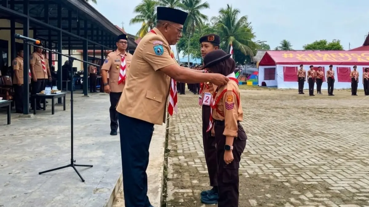 MENYEMATKAN : Bupati Bulungan, Syarwani menyematkan id card peserta, Rabu (23/9).