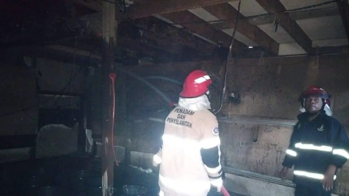 PEMADAMAN : Personel Damkar Sektor Sebatik Barat usai melakukan penanganan rumah burung walet yang terbakar, pada Selasa (22/9) sore.