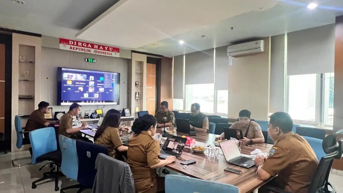 RAPAT : Kabid Perekonomian dan SDA Bapperida Kaltara, Yatno Supriadi memimpin rapat secara daring.