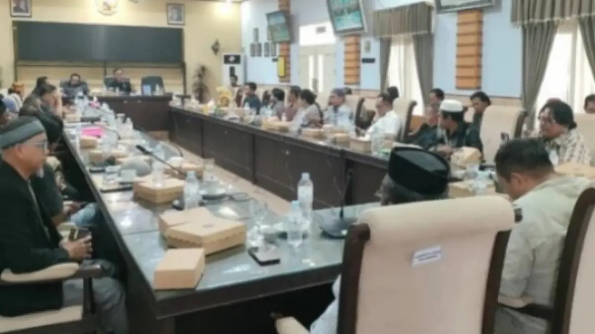 CARI SOLUSI : Wakil Ketua I DPRD Bulungan Dwi Sugiarto memimpin RDP persoalan plasma.