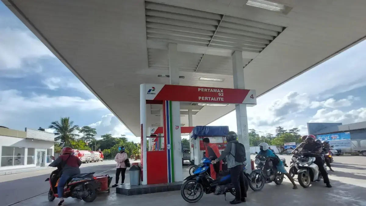 ENERGI : Kendaraan mengisi BBM di salah satu SPBU di Bulungan.