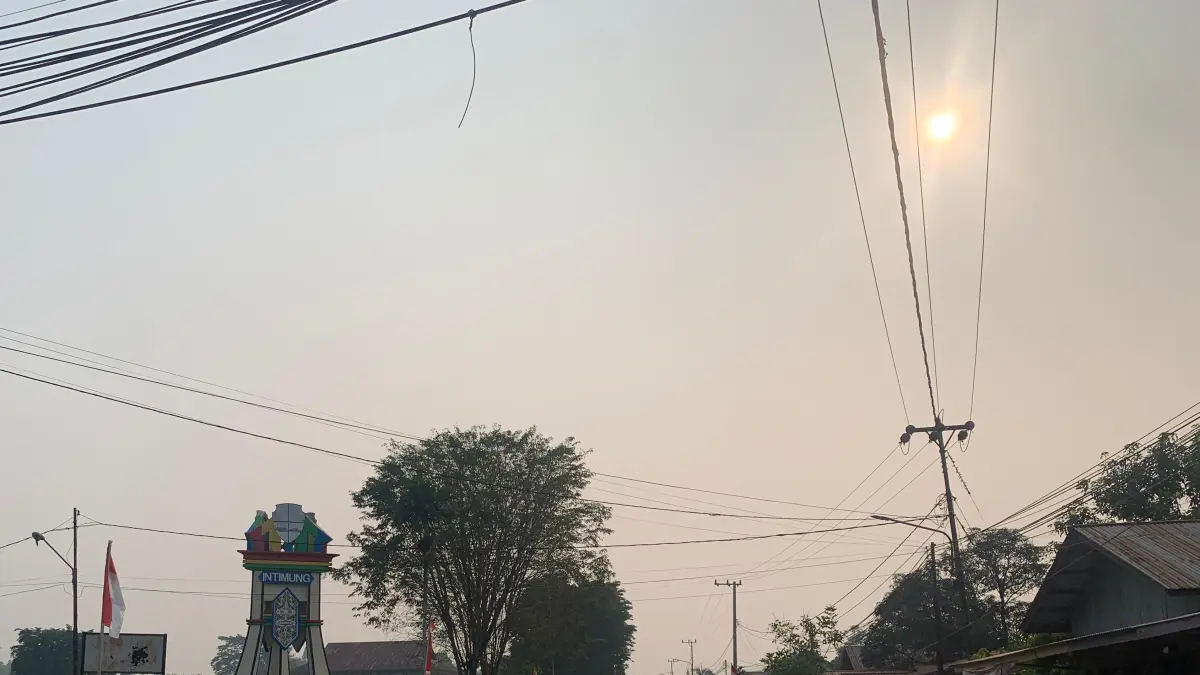 ILUSTRASI: Terlihat kondisi udara di Desa Tanjung Lapang, Kecamatan Malinau Barat berkabut pada siang hari hingga sore hari. FOTO: DIPA/RADAR TARAKAN