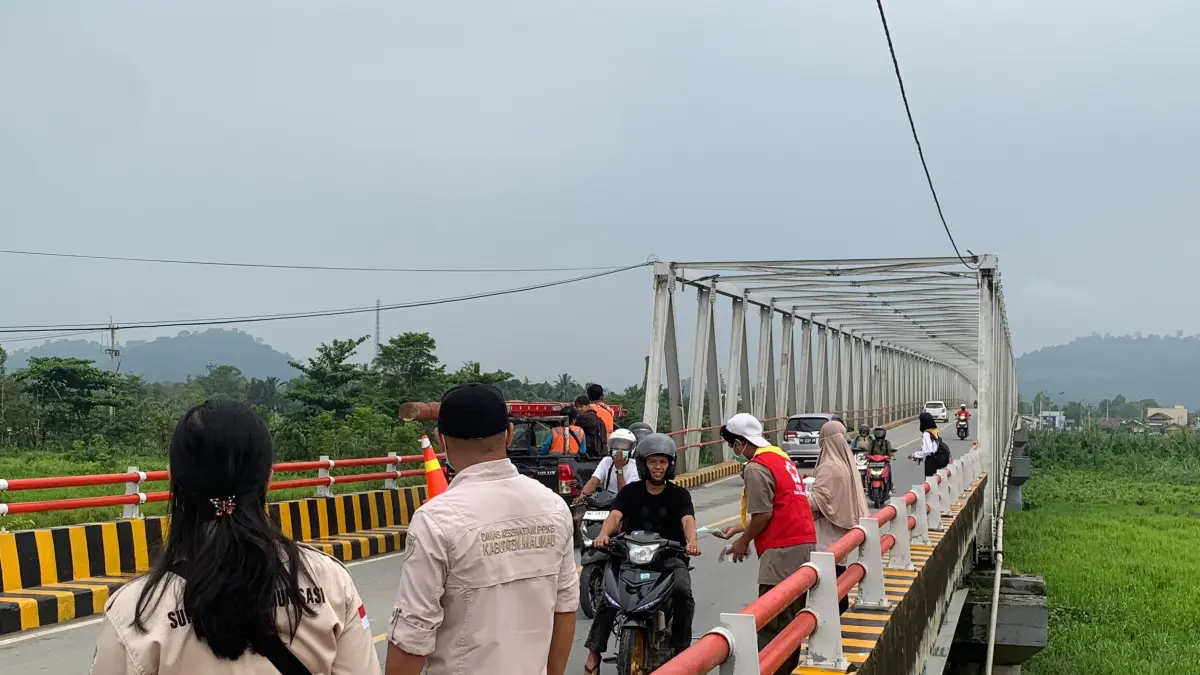 KABUT ASAP: Dinkes P2KB saat membagikan masker gratis kepada warga. FOTO: DIPA/RADAR TARAKAN
