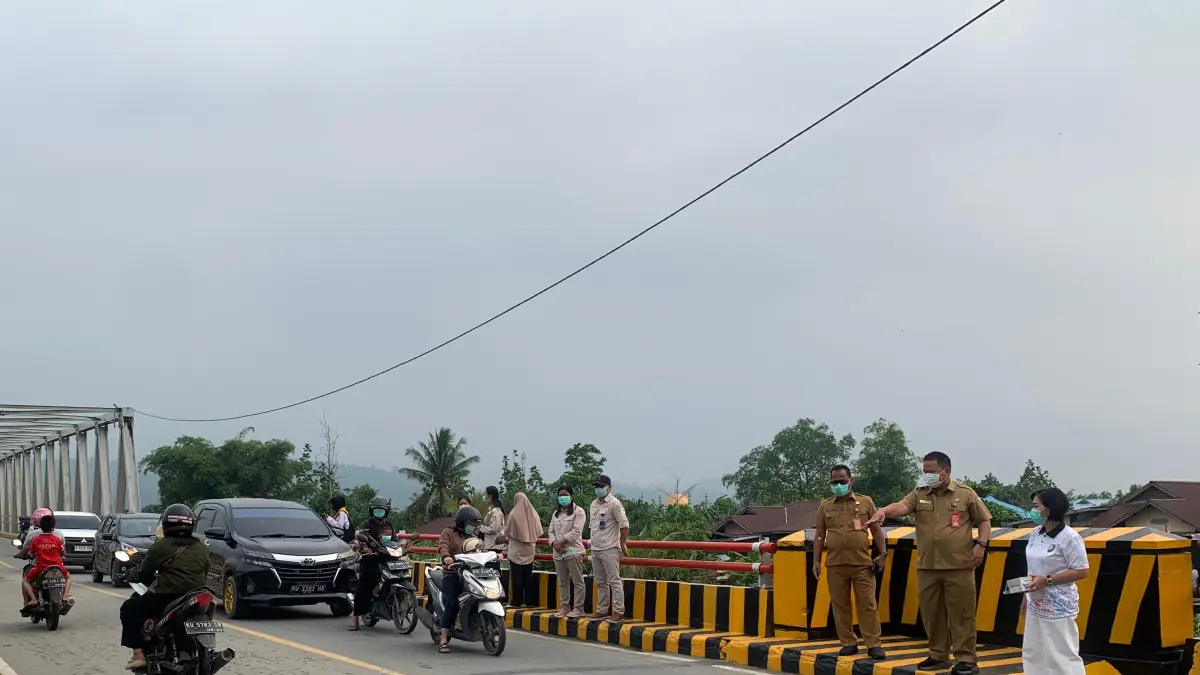 KABUT: Pemkab Malinau saat memabagikan masker serta edukasi kepada warga terkait bayaha kabut asap. FOTO: DIPA/RADAR TARAKAN