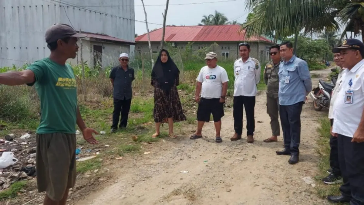 KOORDINASI : Camat Sebatik Utara, Andi Calo bersama jajarannya saat bertemu langsung dengan warga yang terdampak perubahan batas negara.