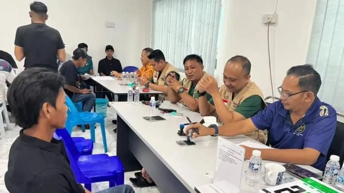 LAYANAN : Petugas Konsulat Republik Indonesia (KRI) Tawau saat memberikan pelayanan kepada PMI yang bekerja di perkebunan kelapa sawit.