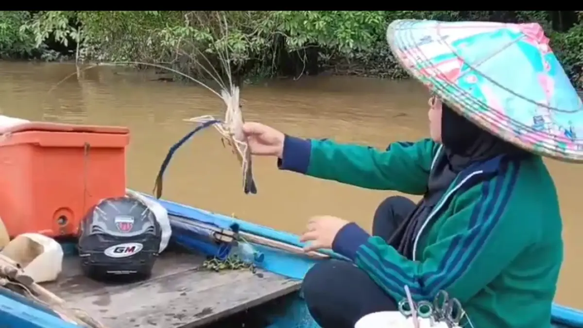 PENGAWASAN: Kabid Perikanan DP3 Herni melihat hasil tangkapan nelayan. (FOTO: IST)