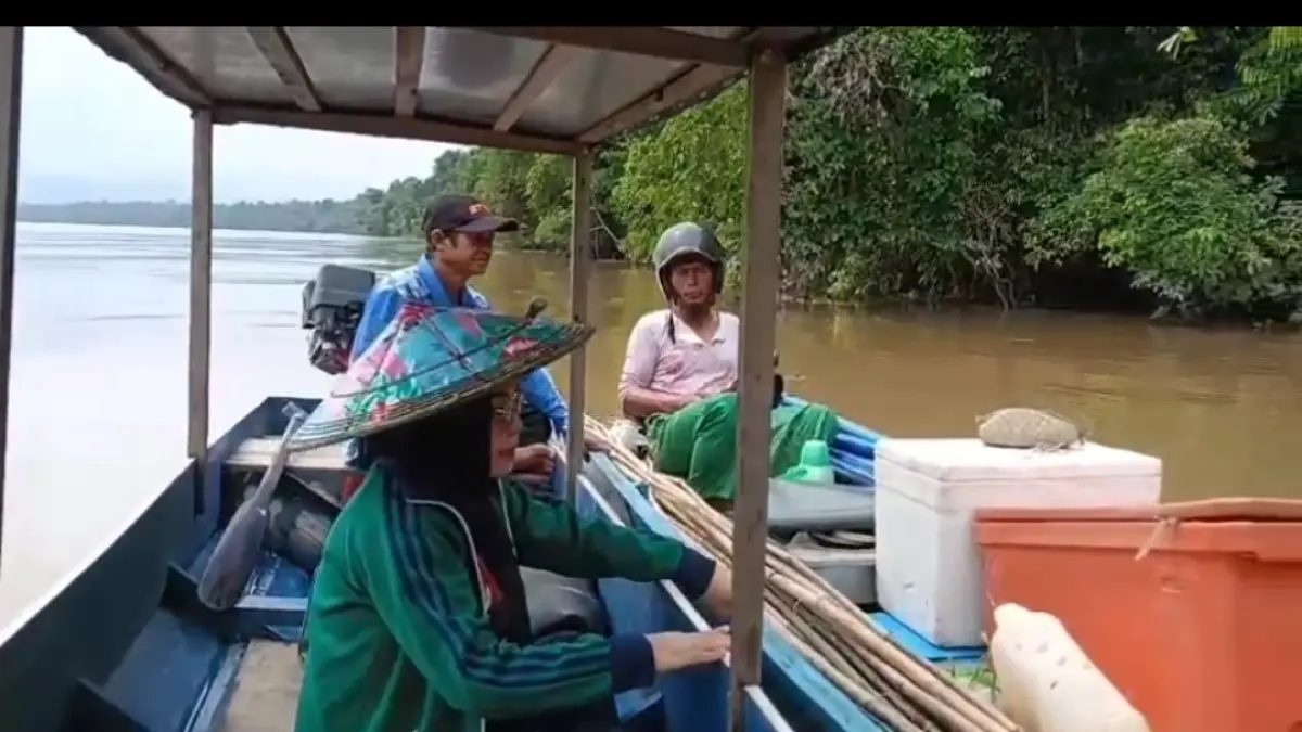 PENGAWASAN: Kabid Perikanan Herni turun langsung ke lapangan menindaklajuti laporan masyarakat. (FOTO: IST)
