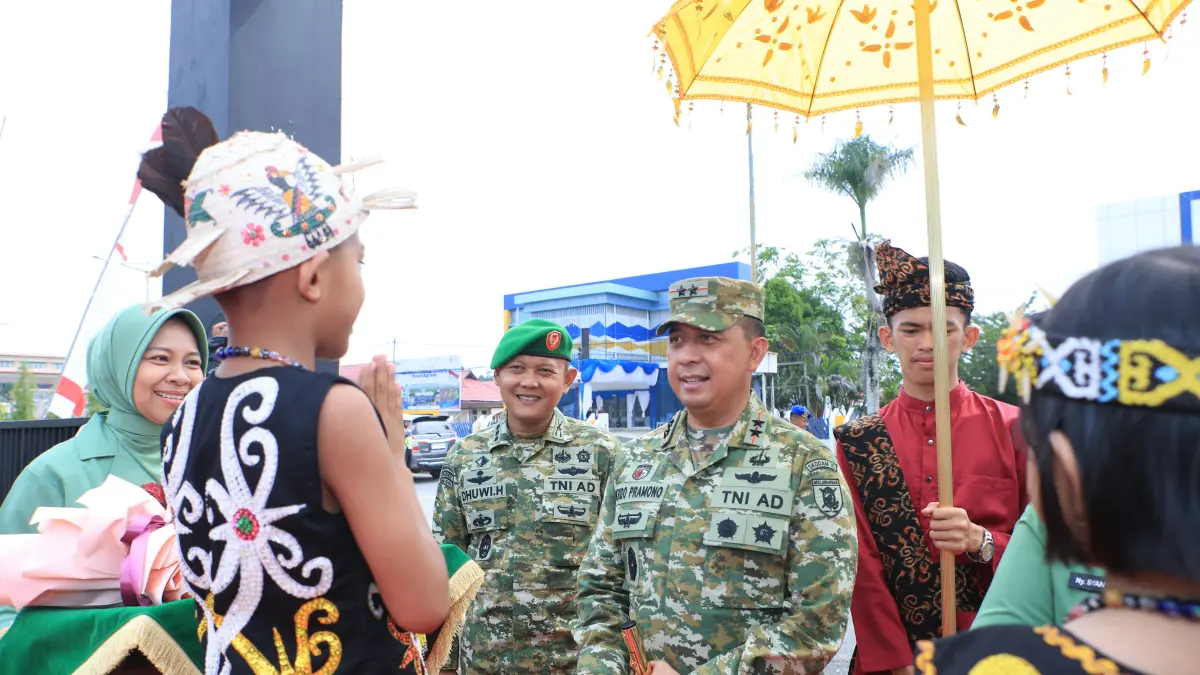 PENYAMBUTAN : Pangdam VI/Mulawarman Mayjen TNI Krido Pramono disambut di Makodim 0903/Bulungan.