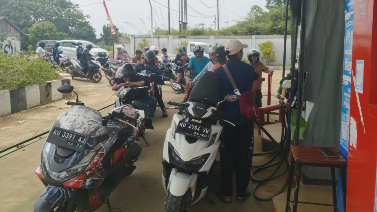 SUBSIDI: Anteran BBM jenis pertalite di salah satu SPBU di Kecamatan Sesayap. FOTO: DOK RADAR TARAKAN