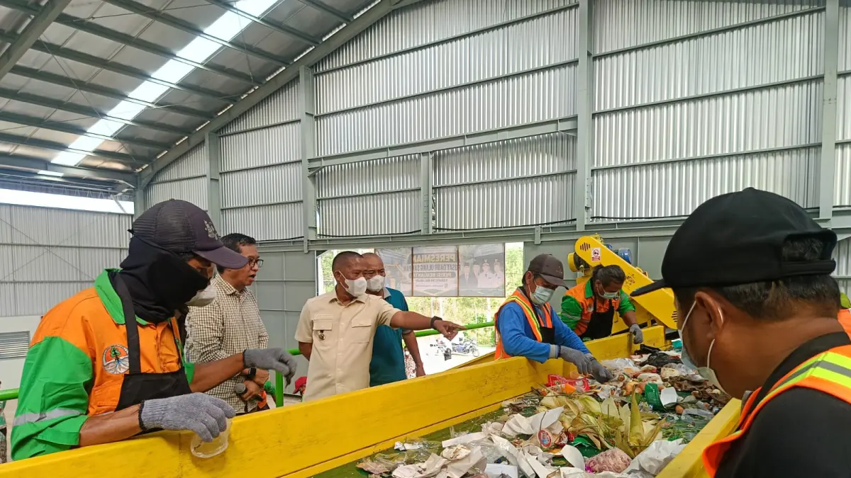 TINJAU LAPANGAN : Bupati Bulungan, Syarwani melihat proses daur ulang sampah, Kamis (24/9).