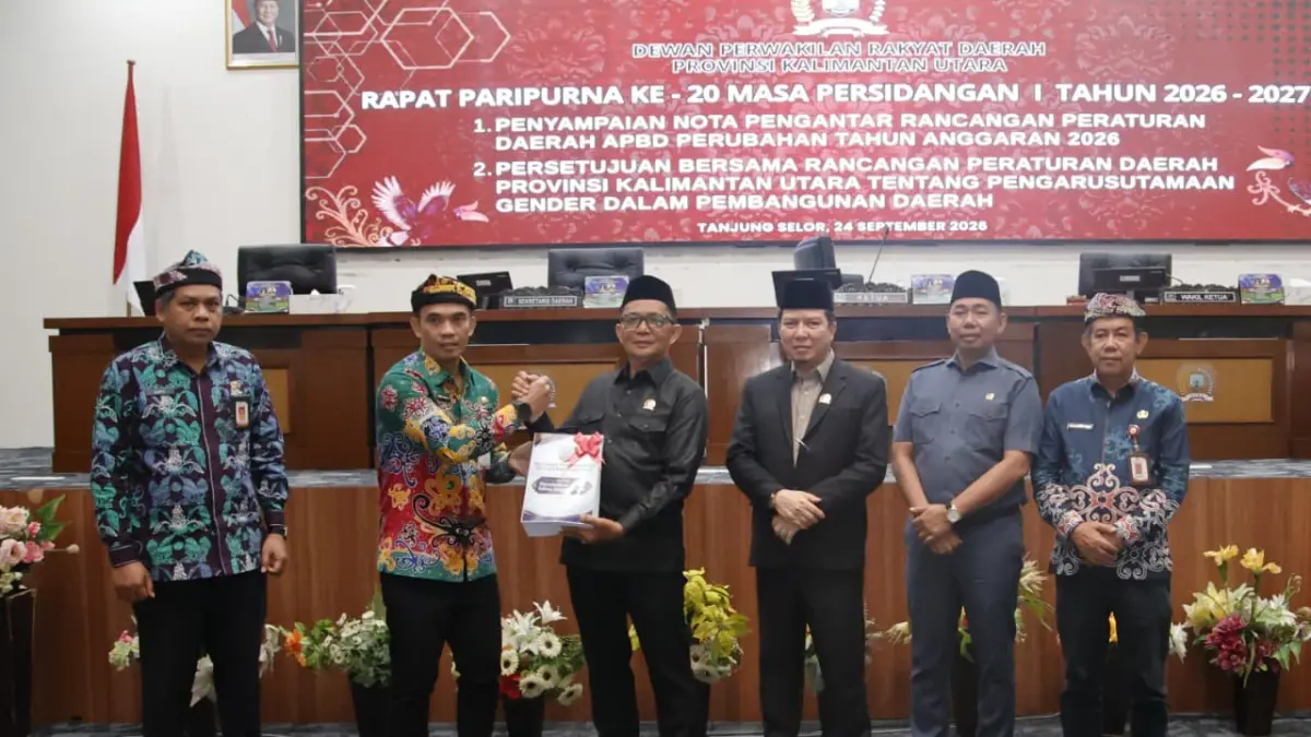 SEPAKATI ANGGARAN: Sekprov Kaltara, Denny Harianto saat menyampaikan nota pengantar Raperda APBD-P 2026, Kamis (24/9). FOTO: IWAN K/RADAR TARAKAN