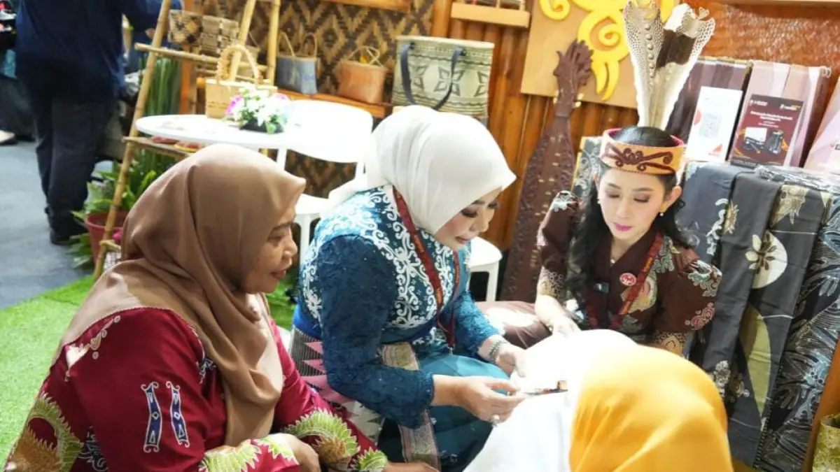 KRIYA: Batik menjadi salah satu produk kerajinan tradisional Kaltara yang dihadirkan di Kriyanusa 2026. FOTO: DKISP KALTARA