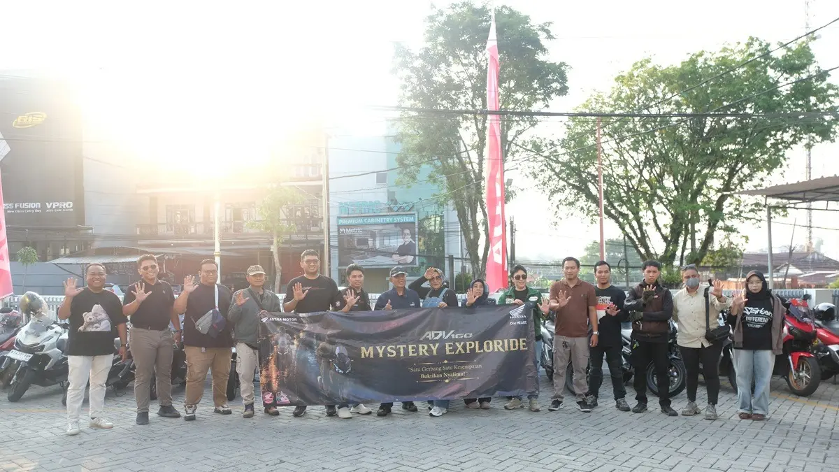 Peserta ADV 160 Mystery Exploride berfoto bersama sebelum memulai perjalanan eksplorasi Gunung Kemendur, Kalimantan Timur, 26 September 2026.