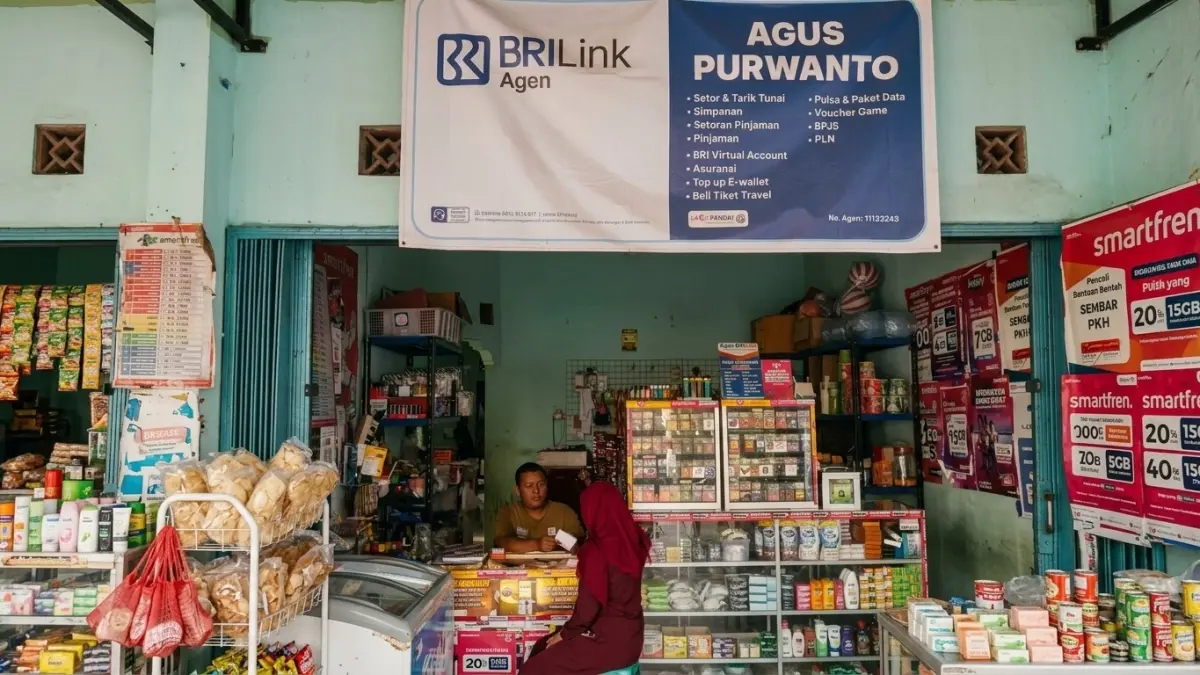BRILink Agen Agus Purwanto di Semarang melayani hingga 50 transaksi per hari sekaligus membantu warga terhindar dari penipuan.