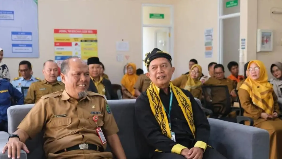LAYANAN : Asisten Pemerintahan dan Kesra, Setkab Nunukan, H. Muhammad Amin &nbsp;bersama tim surveyor LAPRIDA Bakti Husada, Didi Irwandi.