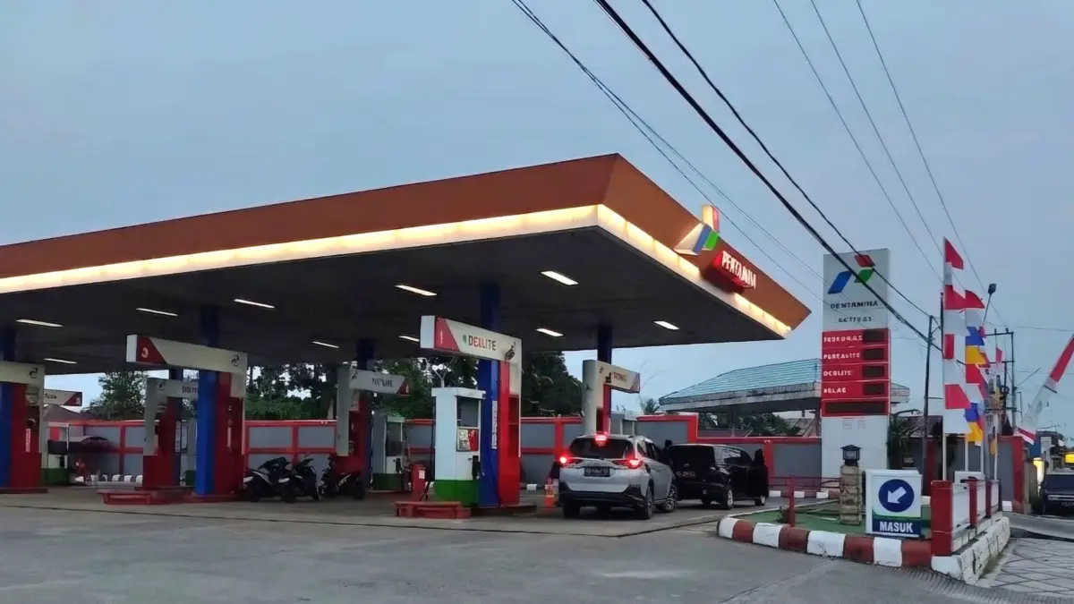 PENGISIAN BBM : Aktivitas pengisian BBM di SPBU Jalan Katamso.