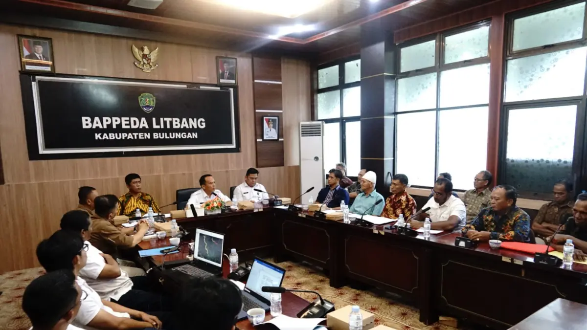 CARI SOLUSI : Wakil Bupati Kilat memimpin rapat batas desa, Rabu (30/9).