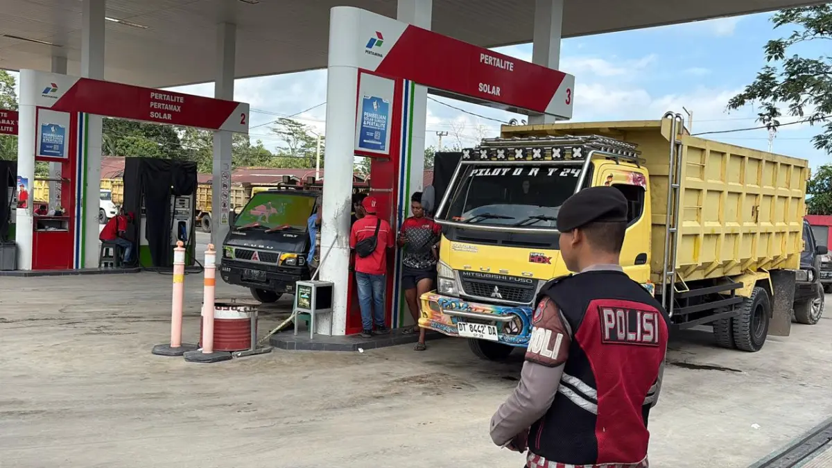 DIJAGA : Personel Ditsamapta Polda Kaltara melakukan pemantauan di area SPBU di Bulungan.