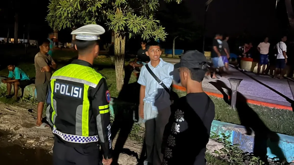 PATROLI : Personel Ditlantas Polda Kaltara saat melakukan patroli blue light.