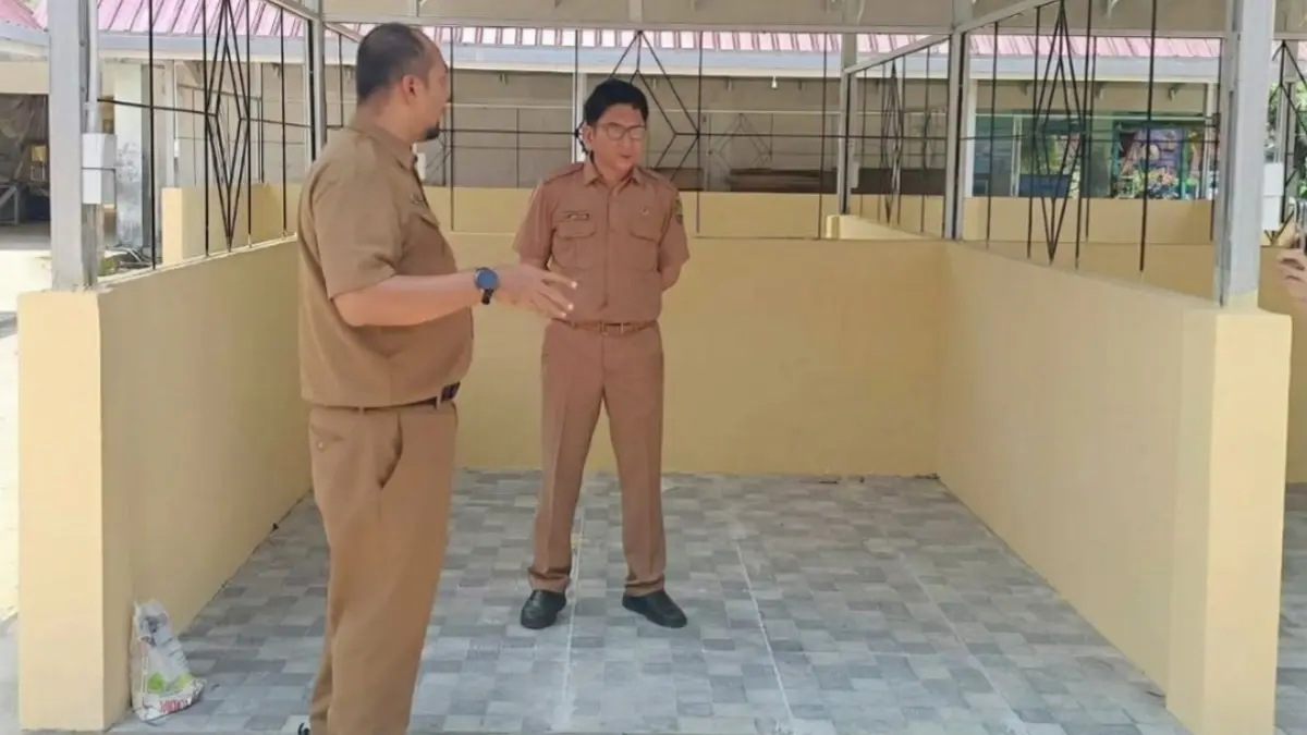 TINJAU LAPANGAN : Kepala DKUKMPP Bulungan, Sayid Abdurahman meninjau bangunan pusat jajanan UMKM di Pasar Induk, Tanjung Selor, Selasa (29/9).