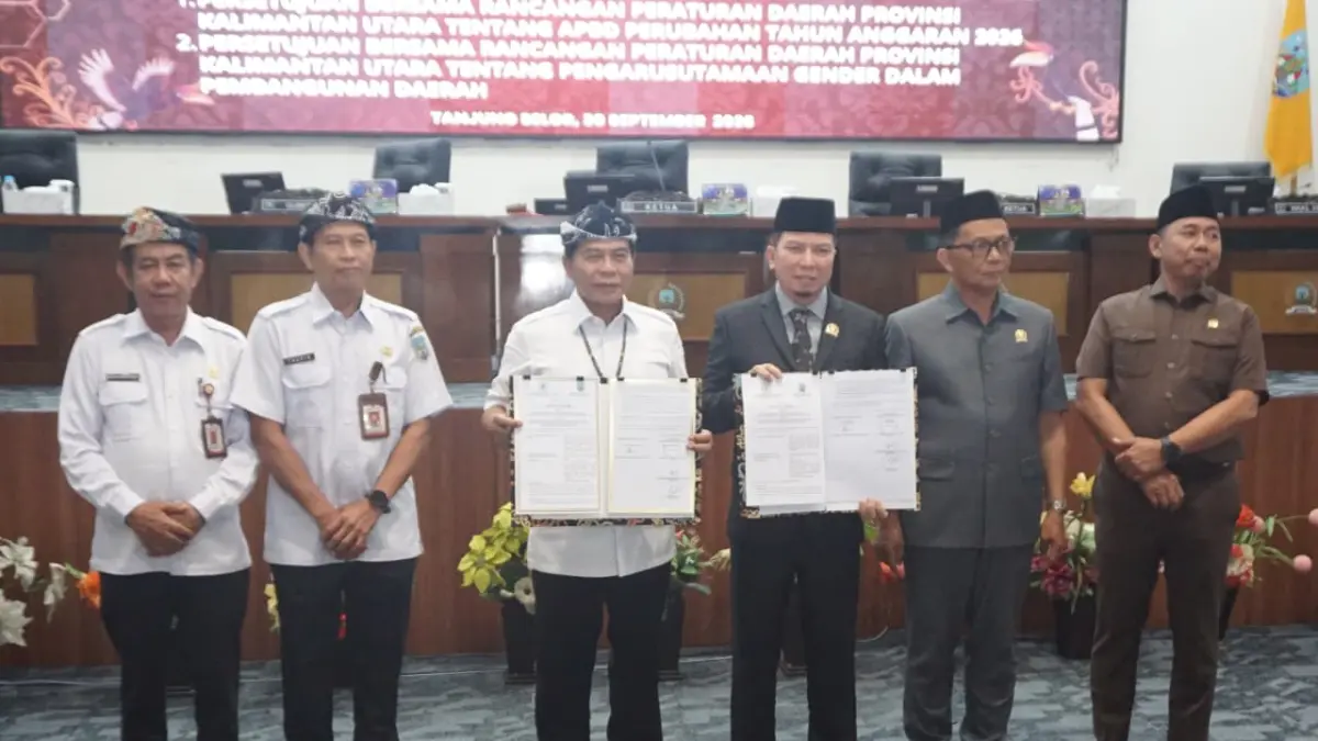 DISETUJUI: Gubernur dan Ketua DPRD Kaltara menunjukkan dokumen Raperda Perubahan APBD yang sudah disetujui bersama. FOTO: IWAN K/RADAR TARAKAN