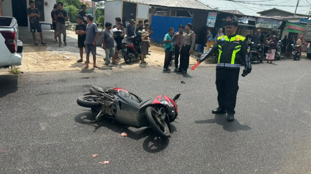 OLAH TKP : Satlantas &nbsp;Polres Tarakan melakukan olah TKP di Jalan Pulau Banda, Kelurahan Kampung Satu Skip, Tarakan Tengah, Kamis (1/10). SATLANTAS POLRES TARAKAN