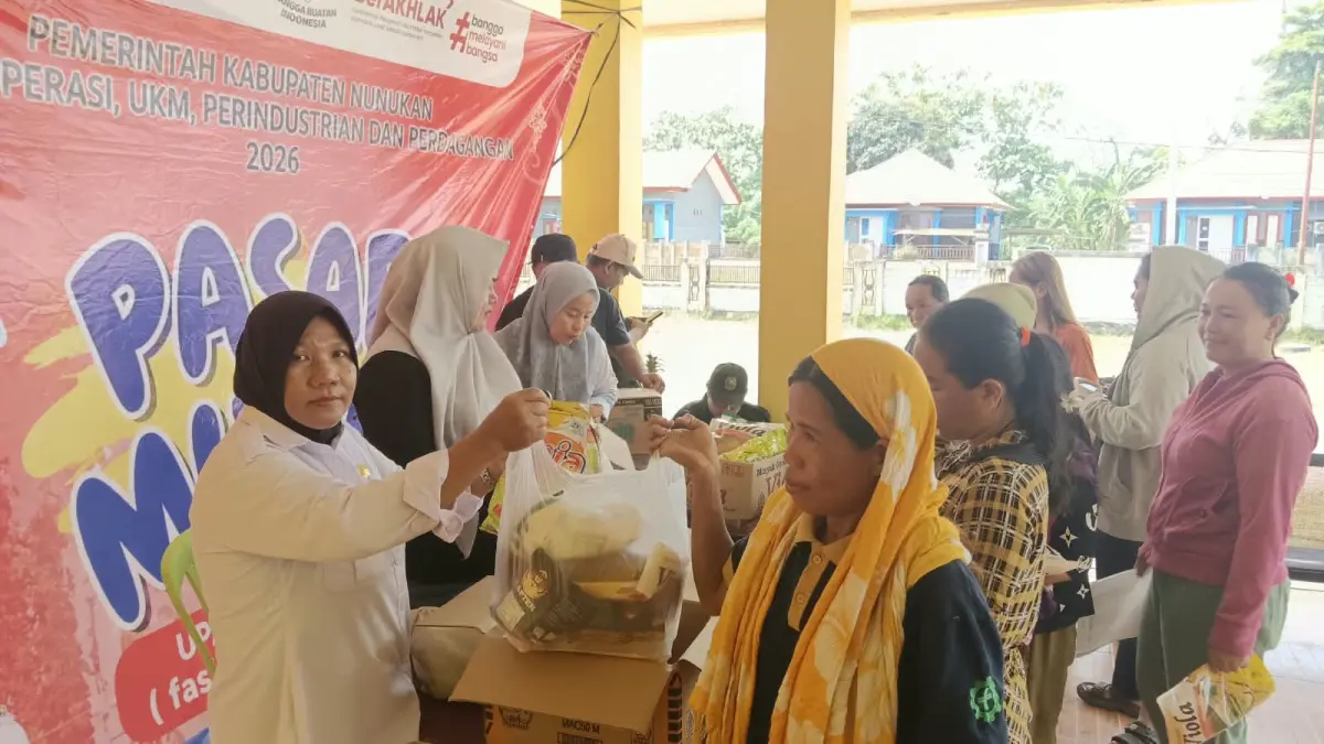 TERJANGKAU : Pasar murah yang dilaksanakan DKUKMPP unukan disambut antusias masyarakat di dua kecamatan.