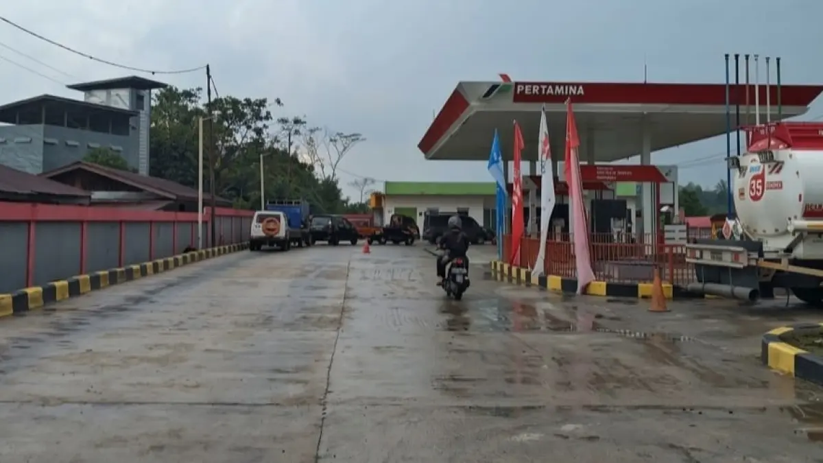 TERURAI : Antrean di SPBU SPBU Jalan Ahmad Yani sudah terurai, Kamis (1/10).