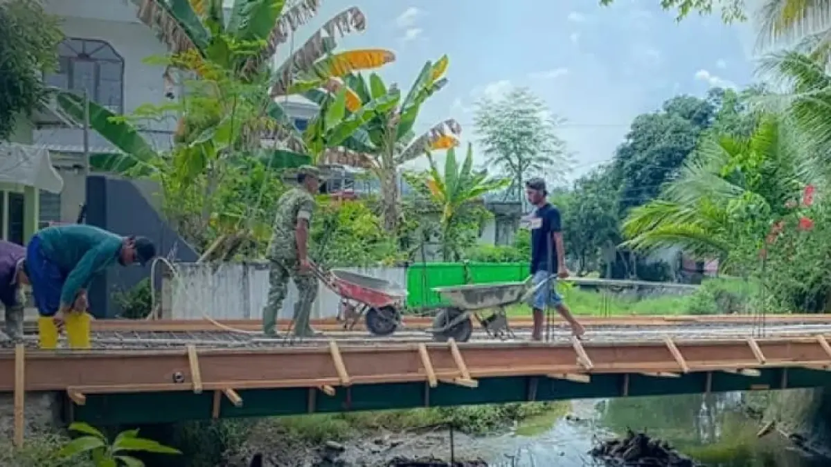 BERPROSES : Pengerjaan pengecoran lantai Jembatan Garuda di Kelurahan Mamburungan, Tarakan Timur. AGUS DIAN ZAKARIA/RADAR TARAKAN