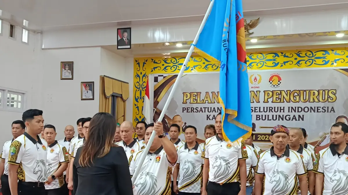 PENGURUS BARU : Ketua Percasi Bulungan, Dharmawan mengibarkan bendera Percasi usai dilantik, Jumat (2/10).