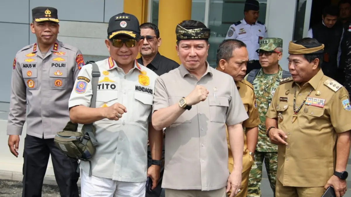 PERBATASAN: Ketua DPRD Kaltara berfoto bersama dengan Mendagri di Bandara Tanjung Harapan, Tanjung Selor. FOTO: HUMAS DPRD KALTARA