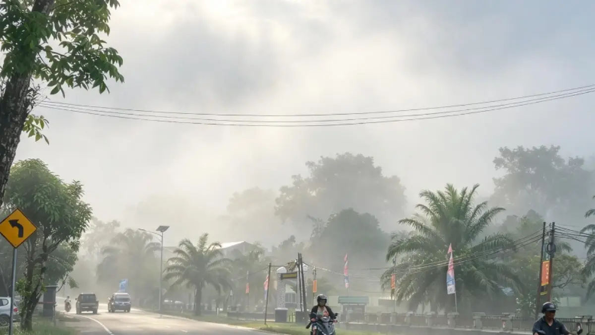 BEKABUT : Kondisi jalan di Kota Tarakan masih diselimuti kabut. AGUS DIAN ZAKARIA/RADAR TARAKAN